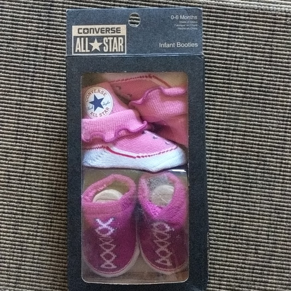 Super cute Converse gift box pink infant booties